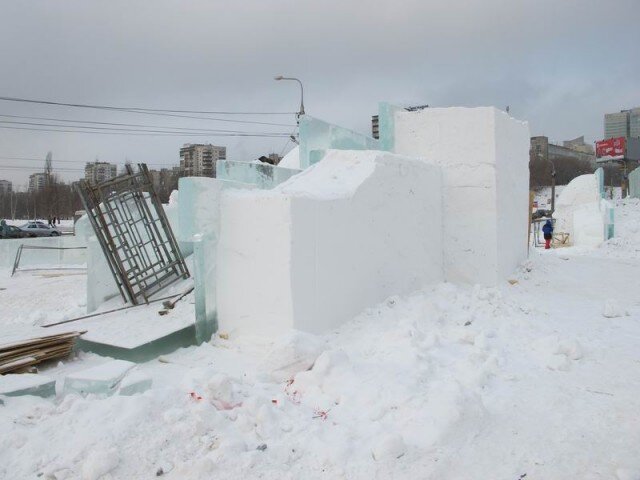 
Еще в будущей скульптуре по возможности все поверхность должны быть под углом менее 90 градусов к поверхности земли. Это придаст ей дополнительную прочность.  