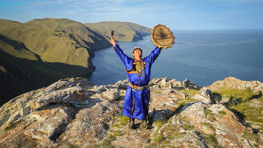 Шаман Валентин Хагдаев в горах побережья Байкала. 
© Илья Питалев/Sputnik