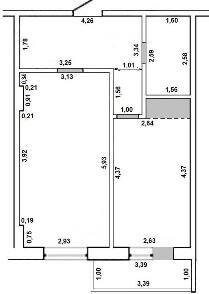    Идем дальше. Так как площадь квартиры является суммой площадей помещений, то, как следствие: всё, что не является помещением не входит в площадь квартиры.  А это:
1). Крыльцо (квартиры в таунхаусе имеют крыльцо) и подъемные ступеньки на крыльцо не являются помещениями, т.к. отсутствуют ограждающие строительные конструкции с 4-х сторон.
2). Дверные проемы или просто проемы без дверей между помещениями или при выходе из квартиры (дома) также не являются помещениями.
3). Стояки канализации, водоснабжения должны находиться в шахте, т.е. отгорожены перегородками от помещения туалета (или ванной) и эта площадь шахты в площадь квартиры не включается.
4). Лестница не является помещением (хотя в разговоре часто говорят "площадь лестницы"). Лестница находится в помещении в двухуровневой квартире обычно это часть холла (прихожей) 1-го этажа.

         Теперь разберем как рассчитывается "площадь лестницы". Пустота над лестницей на уровне пола 2-го этажа называется "2-й свет" и в площадь 2-го этажа (и тем более 1-го) не входит. Холл (прихожая), часть которого, занята лестницей (часть холла) находится на 1-м этаже. Площадь места под лестницей в этом помещении (части холла) - где расстояние от до низа лестницы до пола более 1,6 м включается в площадь холла (прихожей) 1-го этажа, а  остальная площадь под лестницей на участке с высотой от пола до низа выступающих конструкций лестницы 1,6 м и менее не включается в площадь помещения (холла, прихожей), в котором размещена лестница (указание СП 54.13330.2016 п. А.2.2).

   Ниже приведен план 1-го этажа квартиры в таунхаусе. Серая заливка означает, что эта площадь не включена в площадь квартиры, а также в общую площадь квартиры.