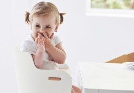 Когда ваш малыш начинает есть твердую пищу (и как только он может сесть самостоятельно), стульчик для кормления дает вашему ребенку безопасное место для экспериментов где он может испытать новые ощущения, узнать о новых вкусах. Это также значительно упрощает контроль за приемом пищи и последующую уборку.