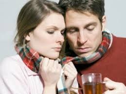 Заболело горло— далеко не самая приятная вещь. Особенно часто она возникает в холодное время года. Проявляется это у всех по-разному, и подходы к лечению тоже могут отличаться. Основной причиной такой боли бывает вирусная инфекция. Ее легко подхватить в сезон простуд. Также неприятные ощущения в горле могут быть связаны с аллергией, сухим воздухом, с напряжением мышц горла или курением. 