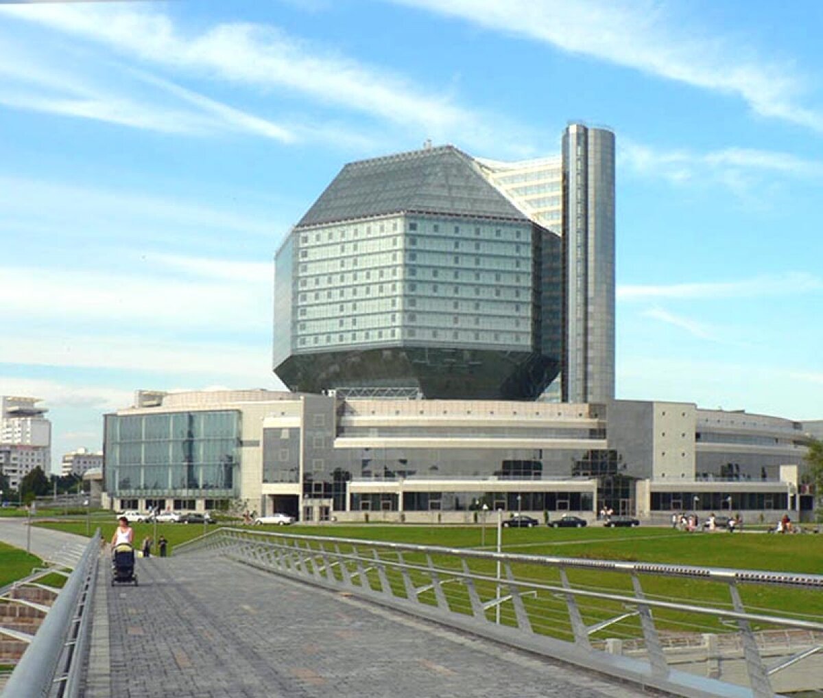 Снимок с сайта: http://gidro.by/fotogalereya/p/nacionalnaya_biblioteka_g_minsk