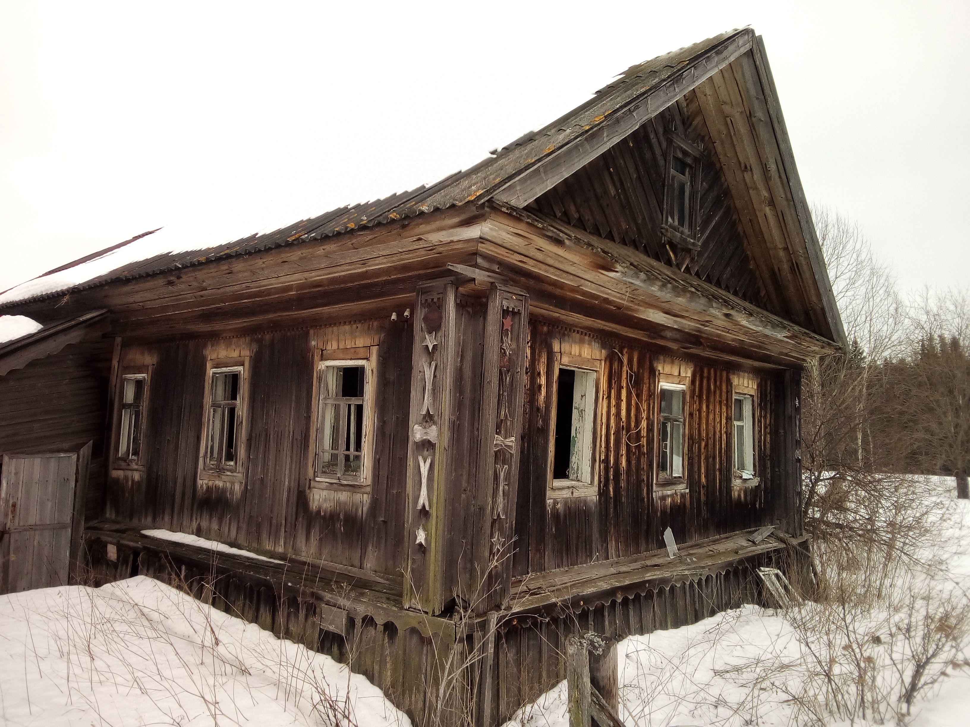 Позабытое старое. Заброшенные деревни в Чувашии. Полуразрушенный деревенский дом. Всратый деревянный дом. Ветхий деревенский дом.