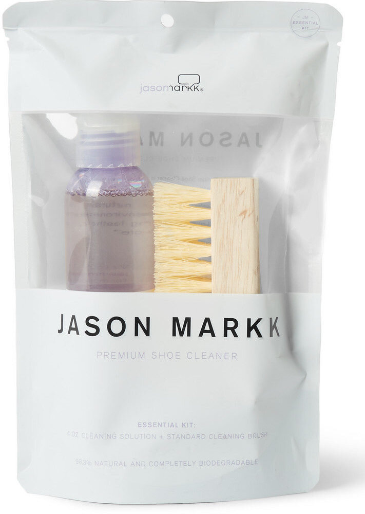 Набор из шампуня и щетки, Jason Markk, 1 082 руб. на mrporter.com. Для ежедневной очистки этого должно хватить, но для полноценного ухода такого набора явно недостаточно.