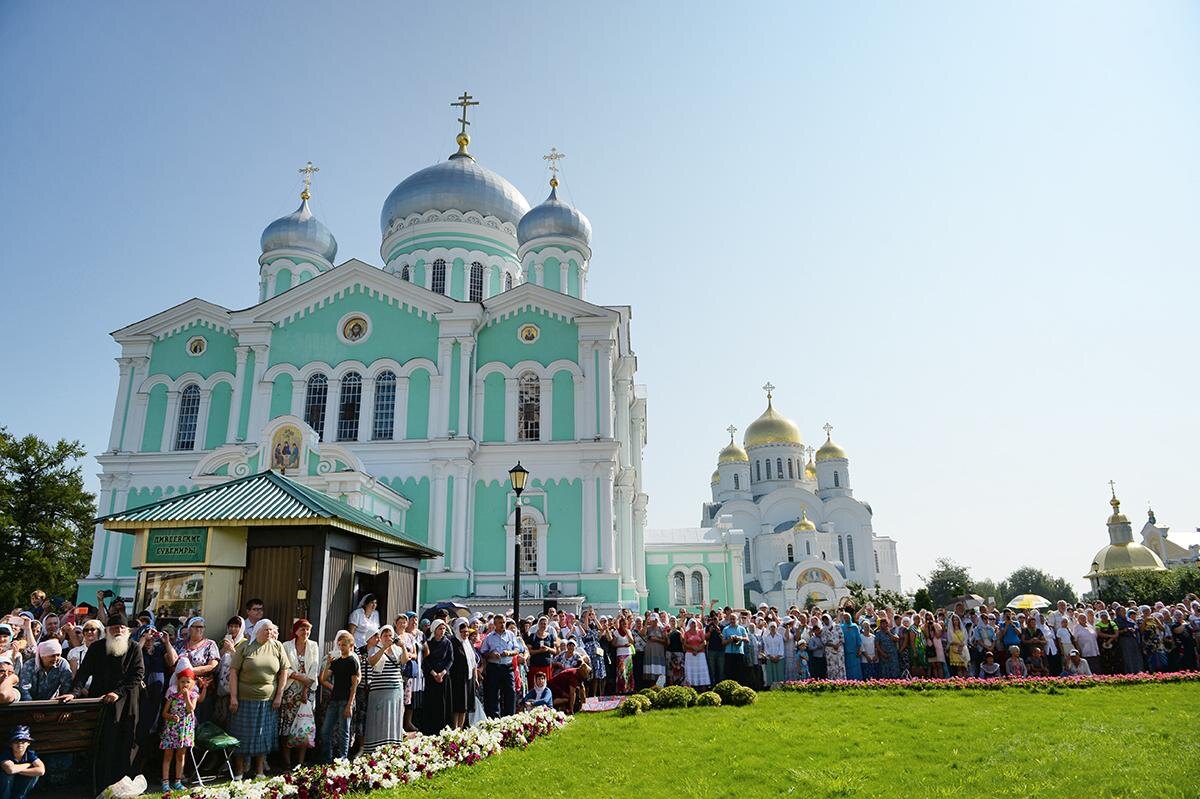 Рис. 1. Сегодня в Дивеевский монастырь регулярно съезжаются паломники, принимающие участие в богослужениях