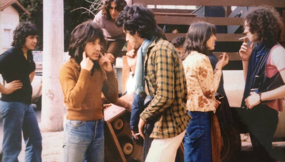 Молодой Рикардо (крайний слева) с МАМ