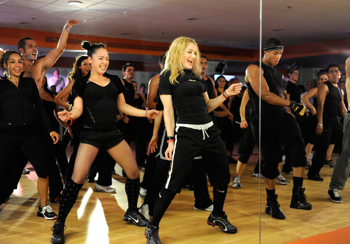 Хочу заняться танцами. Hard Candy Fitness Мадонна. Мадонна танцы. Мадонна танцует. Танцевальная группа Мадонны.