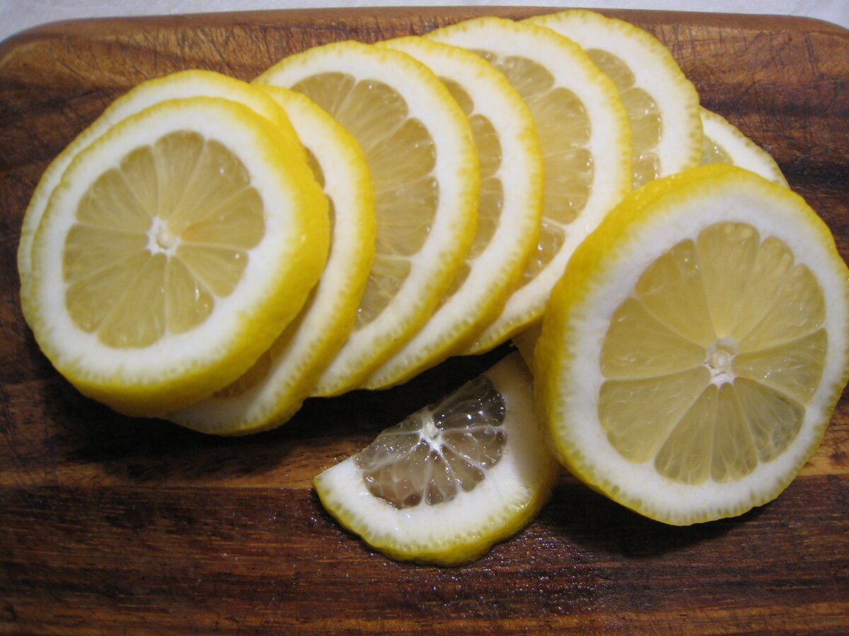 Лемон лид. Лимон нарезанный. Лимонная нарезка. Лимон нарезанный дольками. ЛИМТН нарезка.