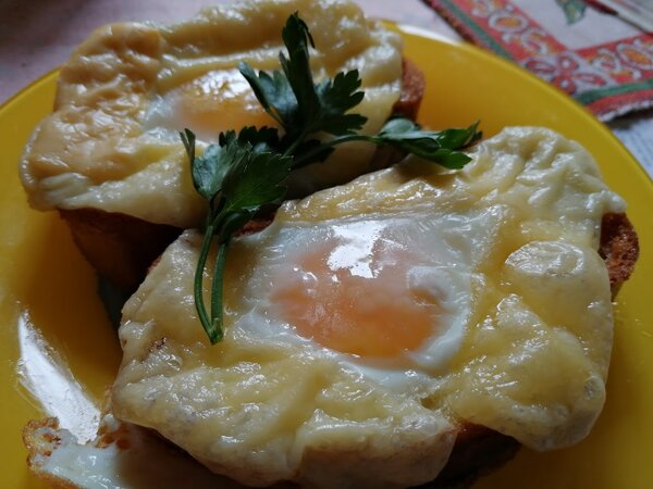 Яичный бутерброд - красивый завтрак выходного дня