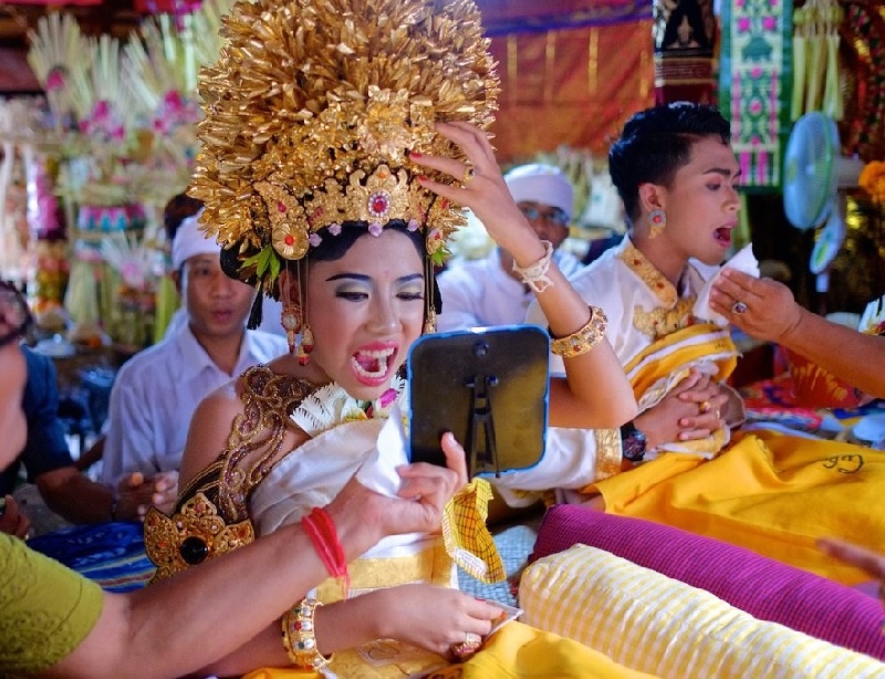 На Бали молодым спиливают зубы.