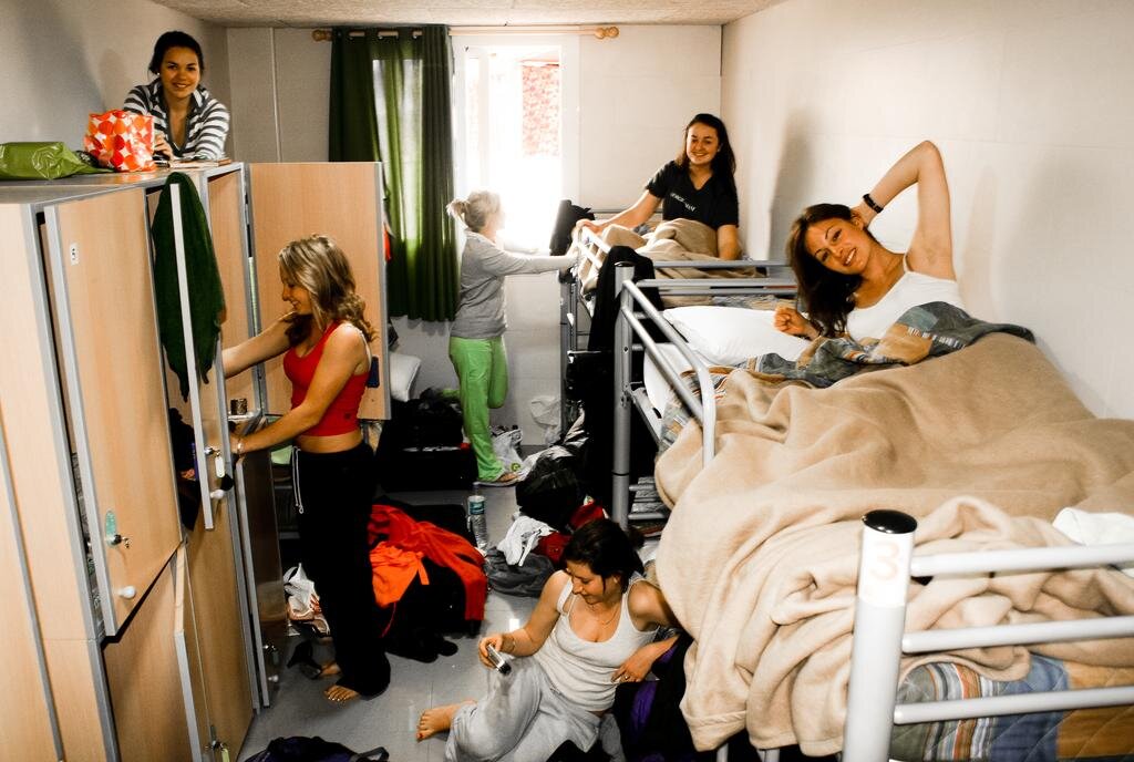 Девушка живет в общежитии. Девушки в общежитии. Студенты в общежитии. Женская спальня в общаге. Жить в хостеле.