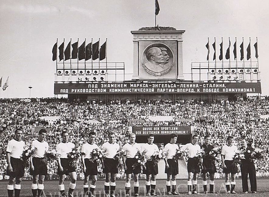 Матч ссср. 1955 Стадион Динамо СССР ФРГ. ФРГ СССР 1972 товарищеский матч. Футбольный матч СССР – ФРГ В 1955 году. Германия 1955 год.