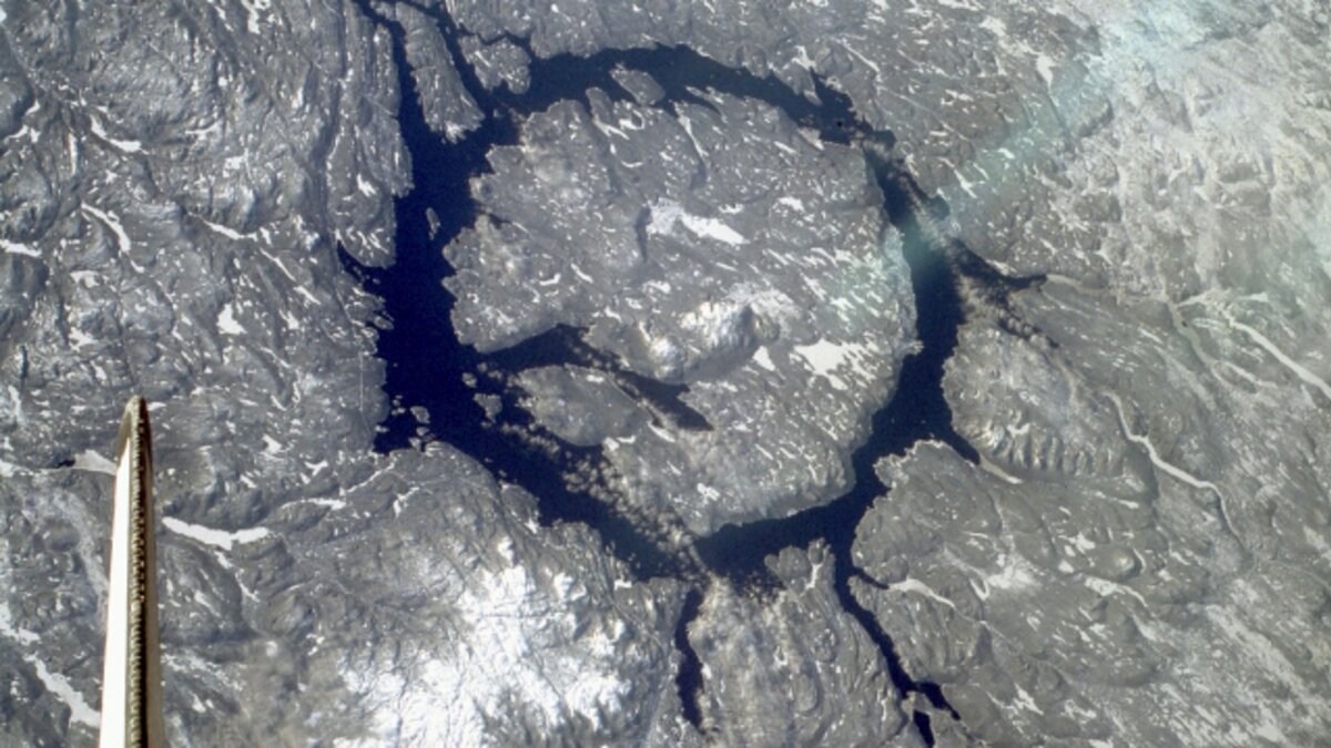 Кратер Маникуаган находящийся в Канаде диаметр 100 километров. Диаметр астероида был 5 километров. 