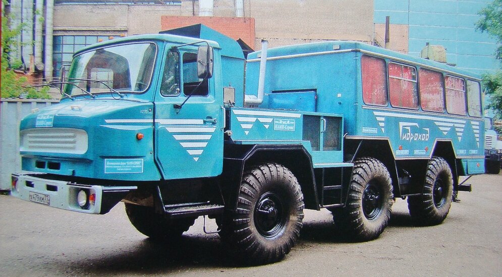 Вездеход в заводском дворике АМО ЗИЛ
