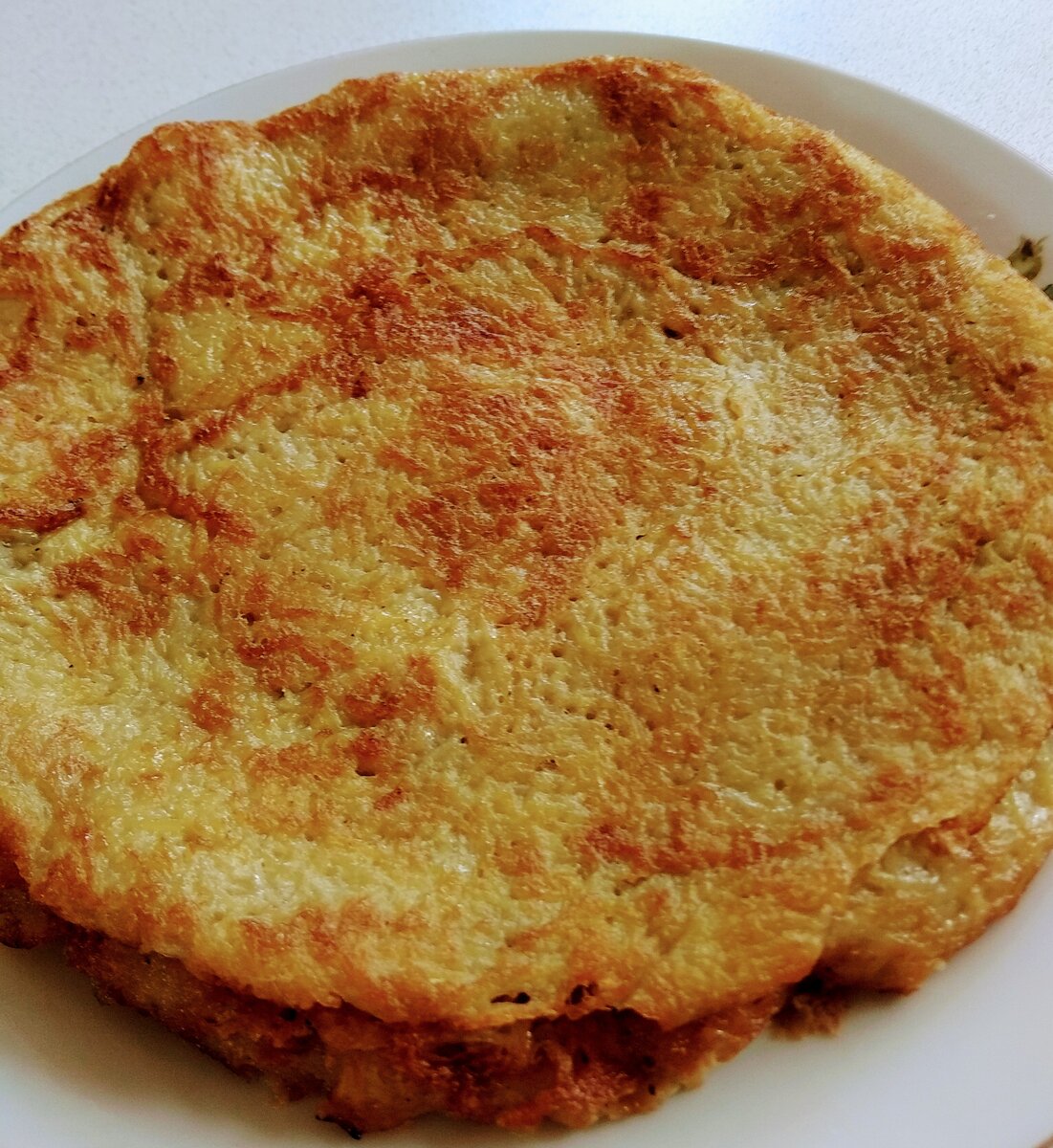 Все любят блины, однако не все их могут кушать по причине непереносимости глютена, содержащегося в ряде злаковых культур. Альтернативой таким блинам могут послужить вкусные безглютеновые блины, которые можно легко и быстро приготовить.
Подавать их можно со сметаной, сливками, либо шкварками, поджаренным беконом, лососем или с куриной печёнкой, как у меня.
   