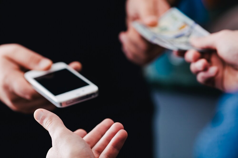 Продавать телефоны - дело несложное.