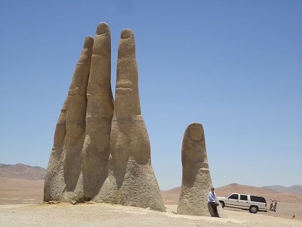 Руки из земли: топ-5 необычных гигантских скульптур