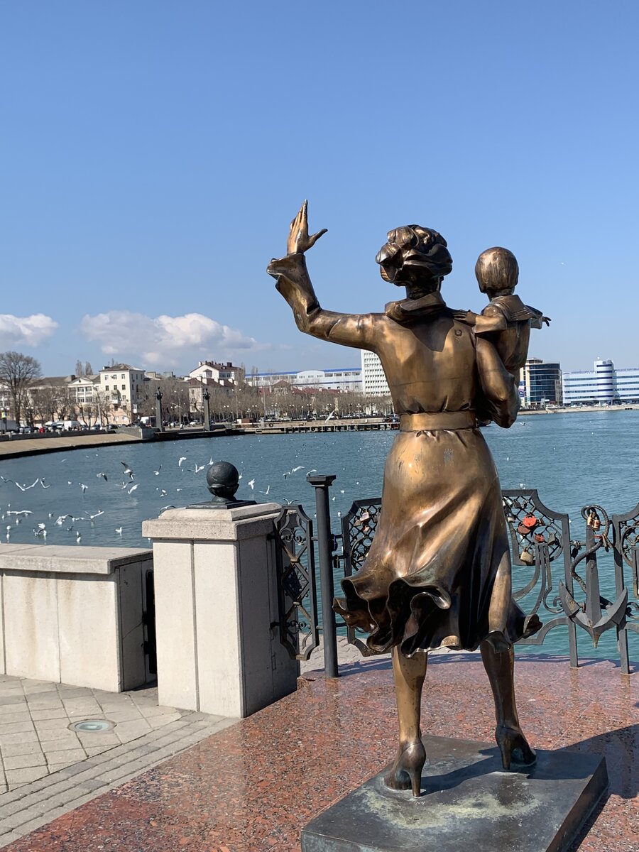 Памятник жене моряка в Новороссийске