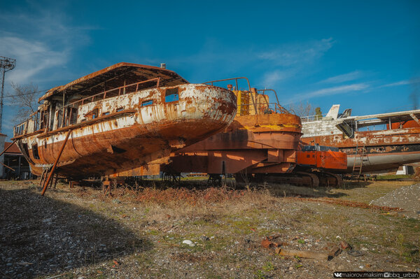 Ржавый флот умирает на берегу моря⚓