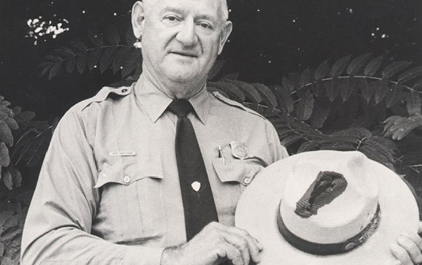 Тот самый Рой Салливан (7.02.1912-28.09.1983) по прозвищу «Человек-громоотвод» держит в руках свою шляпу после очередного удара молнии