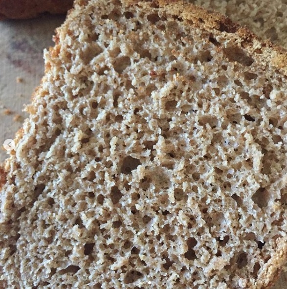 Такой хлеб делается в процессе долгой ферментации с заквасками.