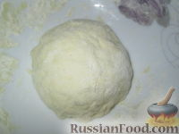 В муку добавить соль, сахар, соду. Если дома имеется разрыхлитель, добавьте и его. Перемешайте, влейте масло и воду. Замесите тесто. Оно должно быть не тугим и не очень уж мягким. Если время не поджимает, дайте тесту немного постоять.