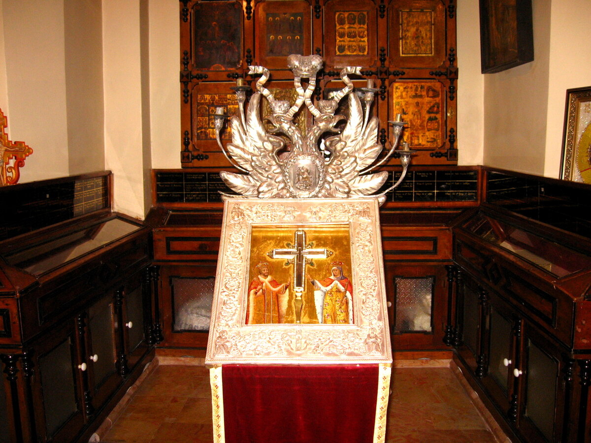 https://upload.wikimedia.org/wikipedia/commons/e/e6/5281-20080123-jerusalem-holy-sepulchre-treasure.jpg