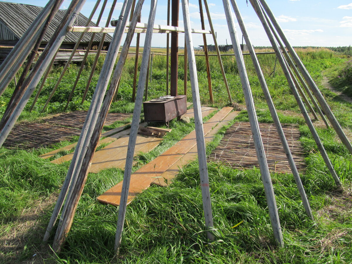 Сборка летнего чума. Полярный Урал. Фото: Людмила Липатова