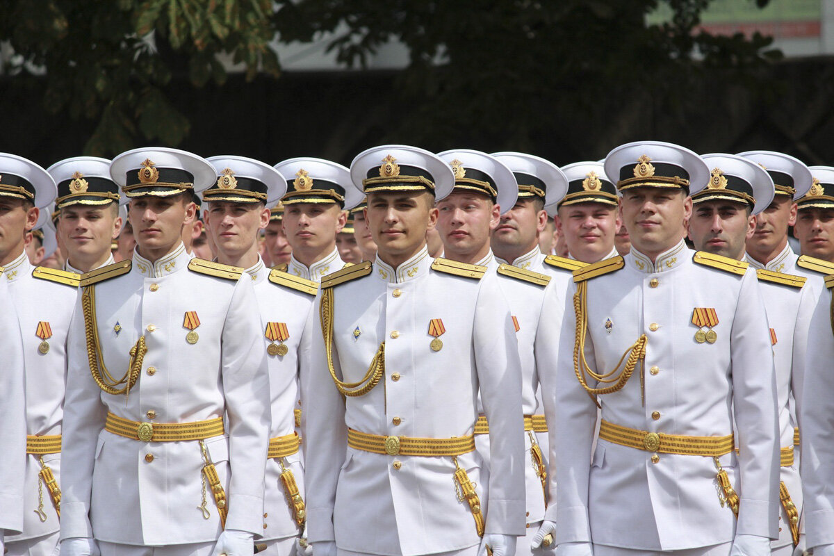 Офицер (нем. Offizier, от лат. officiarius - должностное лицо) - лицо командного (начальствующего) состава в вооруженных силах, полиции и жандармерии. Впервые звание офицер появилось в конце XVI в. во Франции. В России введено в 1630-х гг. в полках "иноземного строя". В конце 1917 г. офицерские звания упразднены; в СССР введены в 1943 г.; сохранены в РФ.