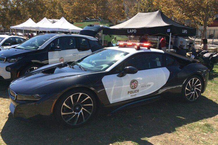 Полиция Лос-Анджелеса катается на гибридных BMW i8.