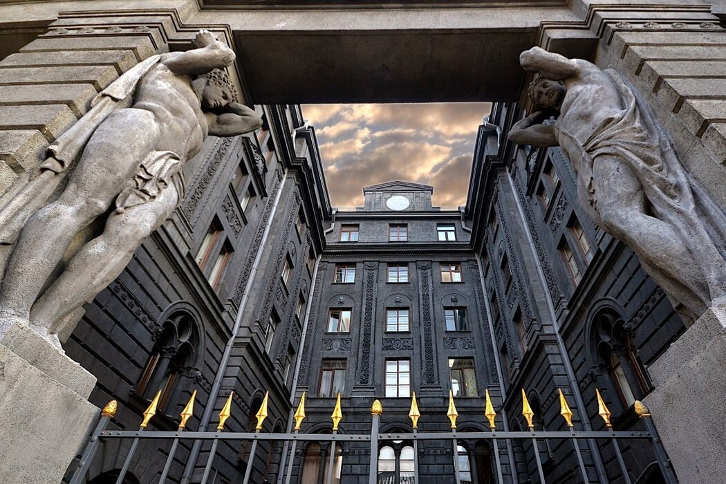 Парадный вход доходного дома Веге