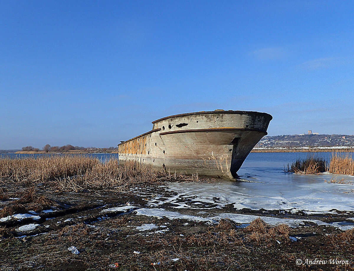 баржа на море