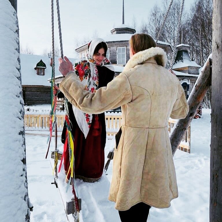 Сельские качели и зимой забава