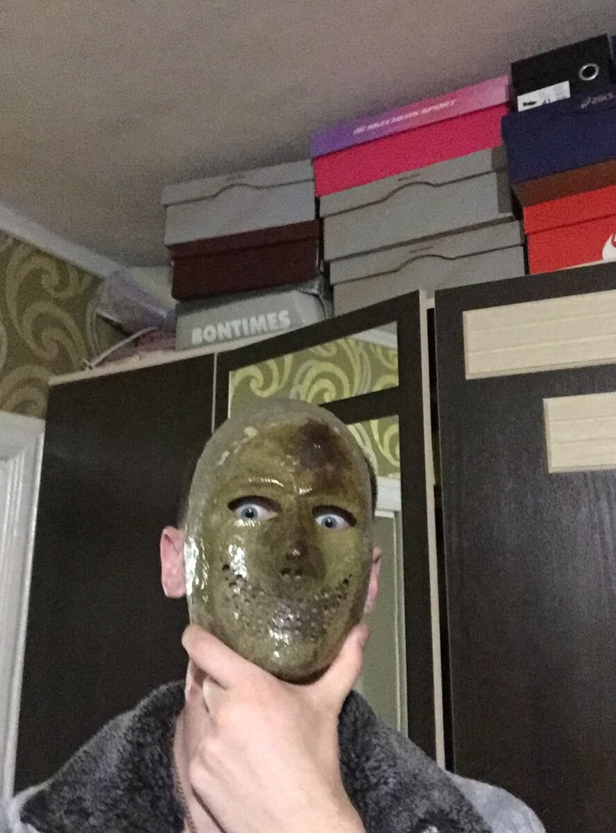 Нарастил немного сверху и по бокам маски. Добавил отверстия. 