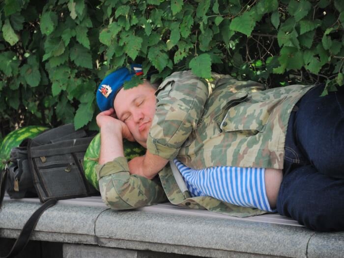 Мужчина спит на лавочке. Фото: КП/Владимир Веленгурин