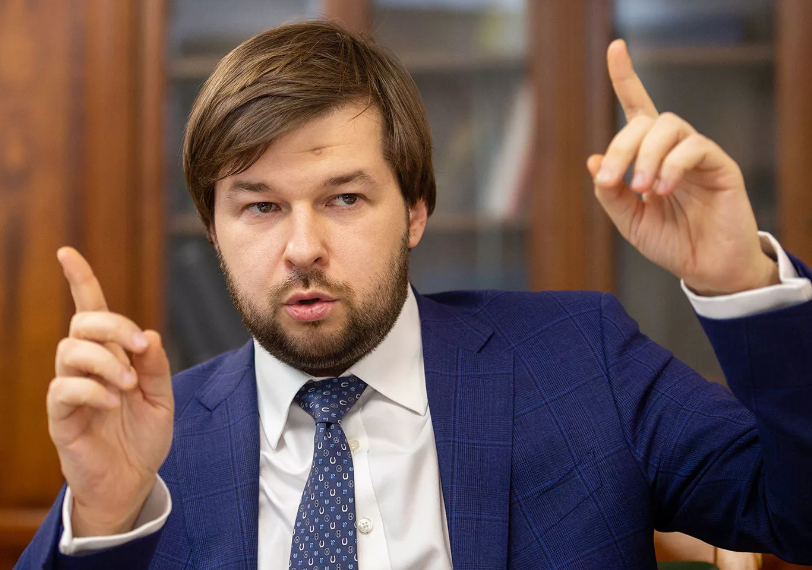 В 2007 г. с отличием закончил Российскую экономическую академию им. Г.В. Плеханова по специальности «Мировая экономика». 
В 2009 г. защитил диплом магистра Лондонского Университета по специальности «Финансы и Финансовое право».
В компании Ernst & Young в 2005 г. занимал должность старшего аудитора нефтегазового сектора.
С 2007−2012 гг. работал в аналитических отделах корпоративно-инвестиционных блоков Альфа-Банка и банка Unicredit на руководящих должностях, регулярно входил в списки лучших аналитиков.
 В 2012−2015 гг. в ранге вице-президента возглавил направление анализа нефтегазового сектора России и Восточной Европы инвестиционного банка Morgan Stanley.
В 2014−2015 гг. входил в тройку лучших аналитиков нефтегазового сектора по России и рынкам EMEA по версии Extel и Institutional Investor.
С сентября 2015 г. по март 2018 г.  возглавлял Дирекцию «Аналитический центр ТЭК» Российского энергетического агентства Минэнерго России, занимающуюся анализом, подготовкой материалов и информационной поддержкой ключевых направлений деятельности Министерства. 