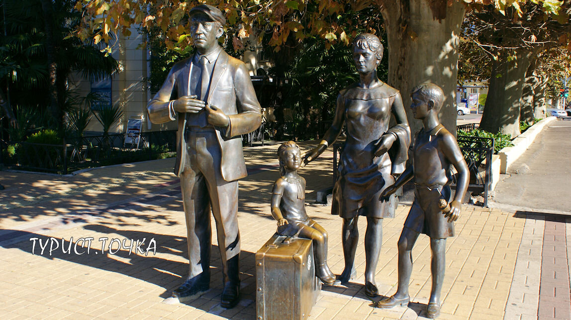 Скульптурная композиция героям фильма «Бриллиантовая рука»