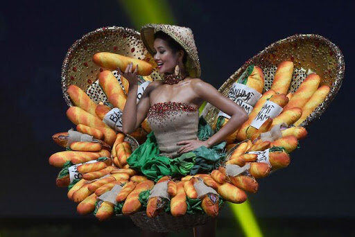 Это платье мисс Вьетнам, теперь представьте во что они одеваются на улице