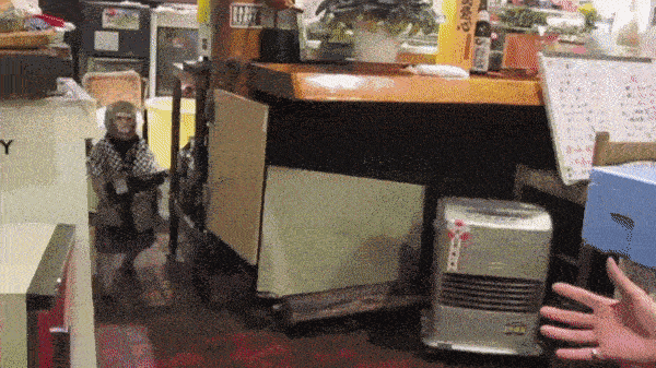 Редкие кадры: стажер несет топливо для кофемашины