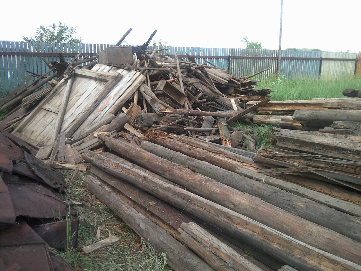 Остатки двора. Кровельным железом расплатились за разбор, брёвна отдали местным топить печь.