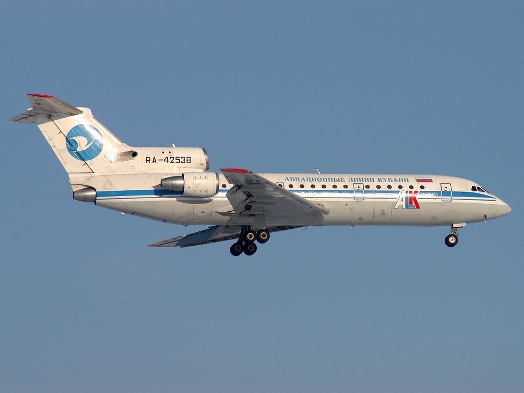 Пожалуй, Як-42 - один из моих любимейших самолетов... Более того, он был первым самолётом в моей жизни.