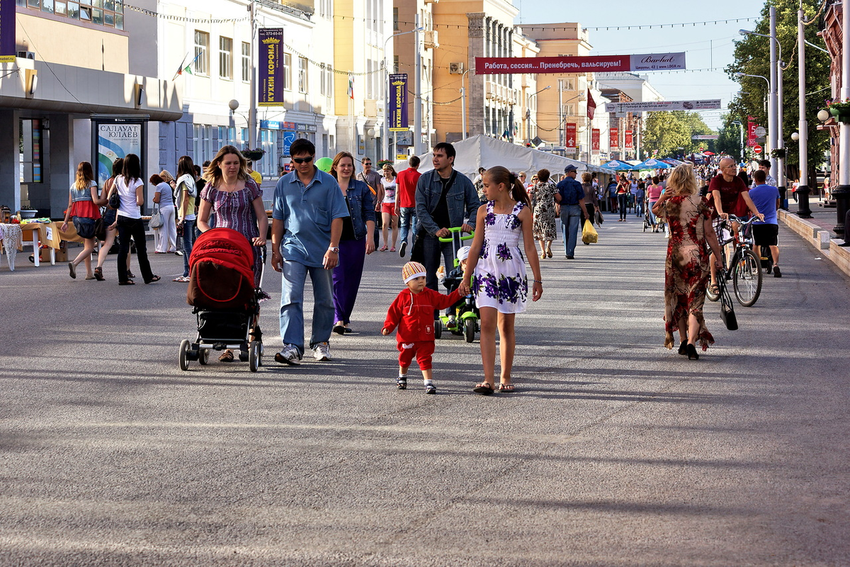 Город детям дети городу пермь. Жители Уфы уфимцы. Уфа люди на улицах. Люди на улице города в России. Люди летом в городе.