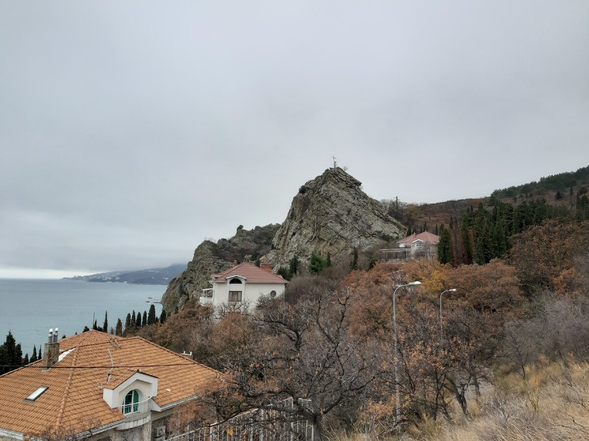 Скала Ифигения с дороги к морю