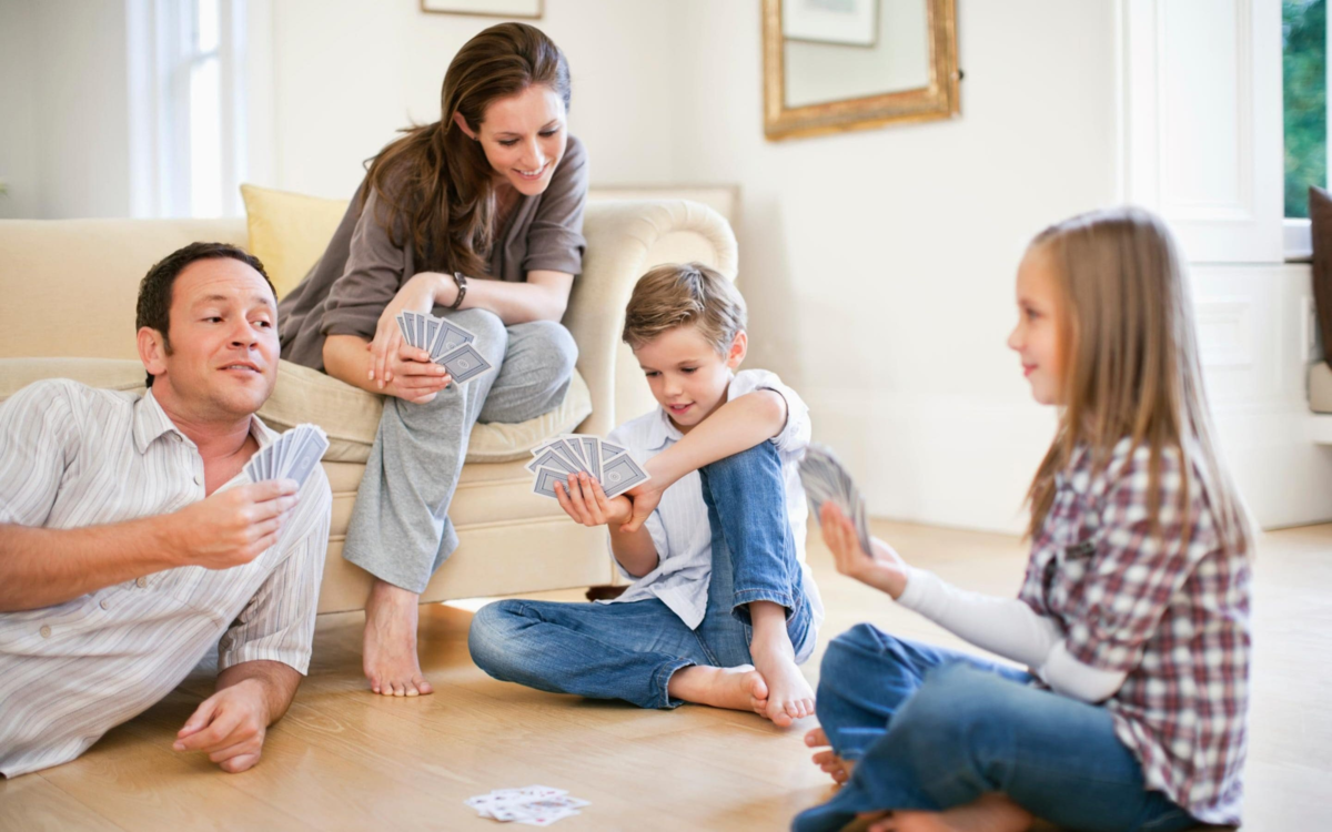 Читать играть в семью. Общение ребенка с родителями. Общение в семье. Общение детей. Разговор в семье.