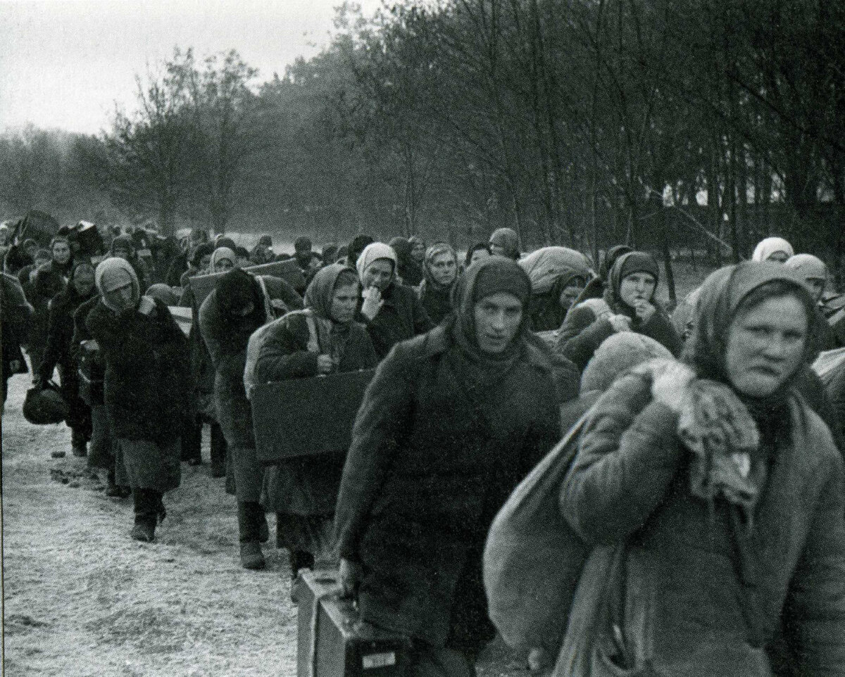 Женщин ведут для отправки на работы в Германию