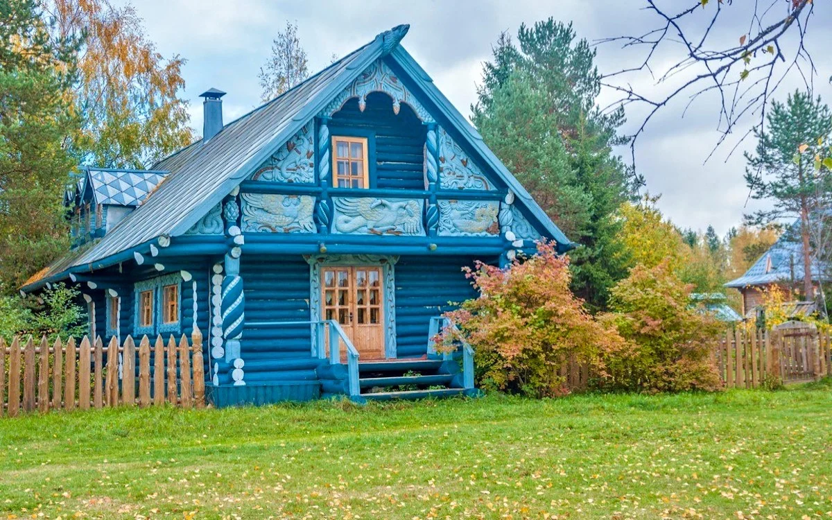 Русское нд дома. Деревенский домик. Красивый деревенский домик. Деревенский деревянный дом. Красивая изба.