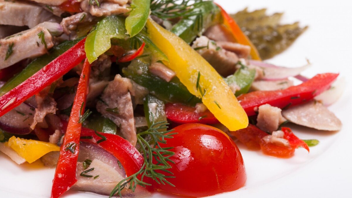 салат очень вкусный,сытный и ароматный.Главное дать ему настояться и сразу не съесть.
