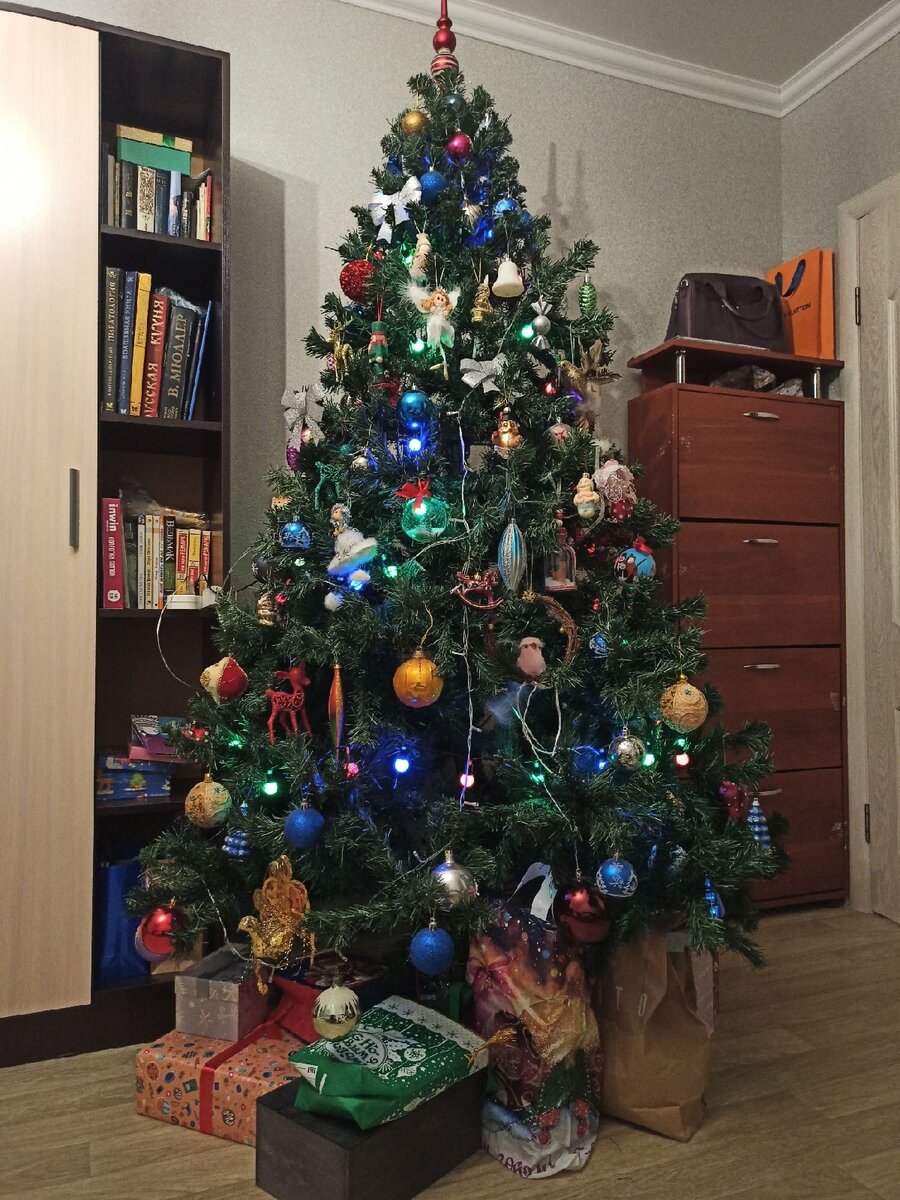 Я на прошлый новый год выбрал два типа гирлянд, один с большими разноцветными шариками и один мелькающий в трех режимах светло желтыми огнями!