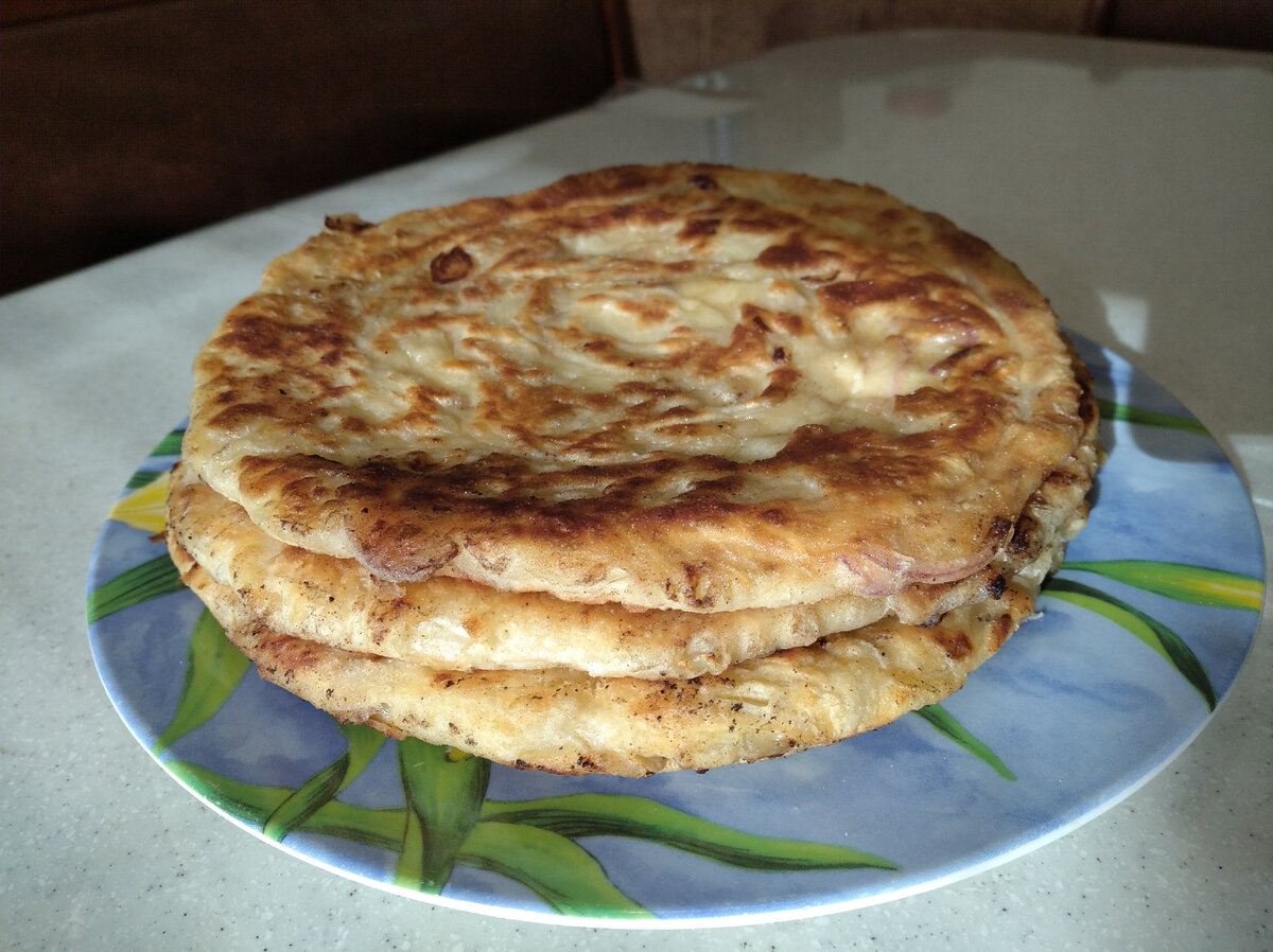 Слоеные лепешки с зеленью на сковороде тонкие и очень вкусные рецепты