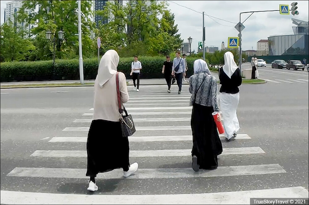 Как будет на чеченском привет. Мусульманки Грозного. Чеченские женщины гуляют. Чеченцы были ли мусульманами.